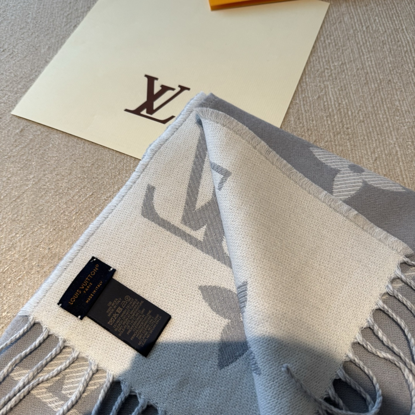 今年热度最高的嫩粉拼白围巾本款LVEssential围巾聚焦大元素，以Monogram图案和路易威登标识