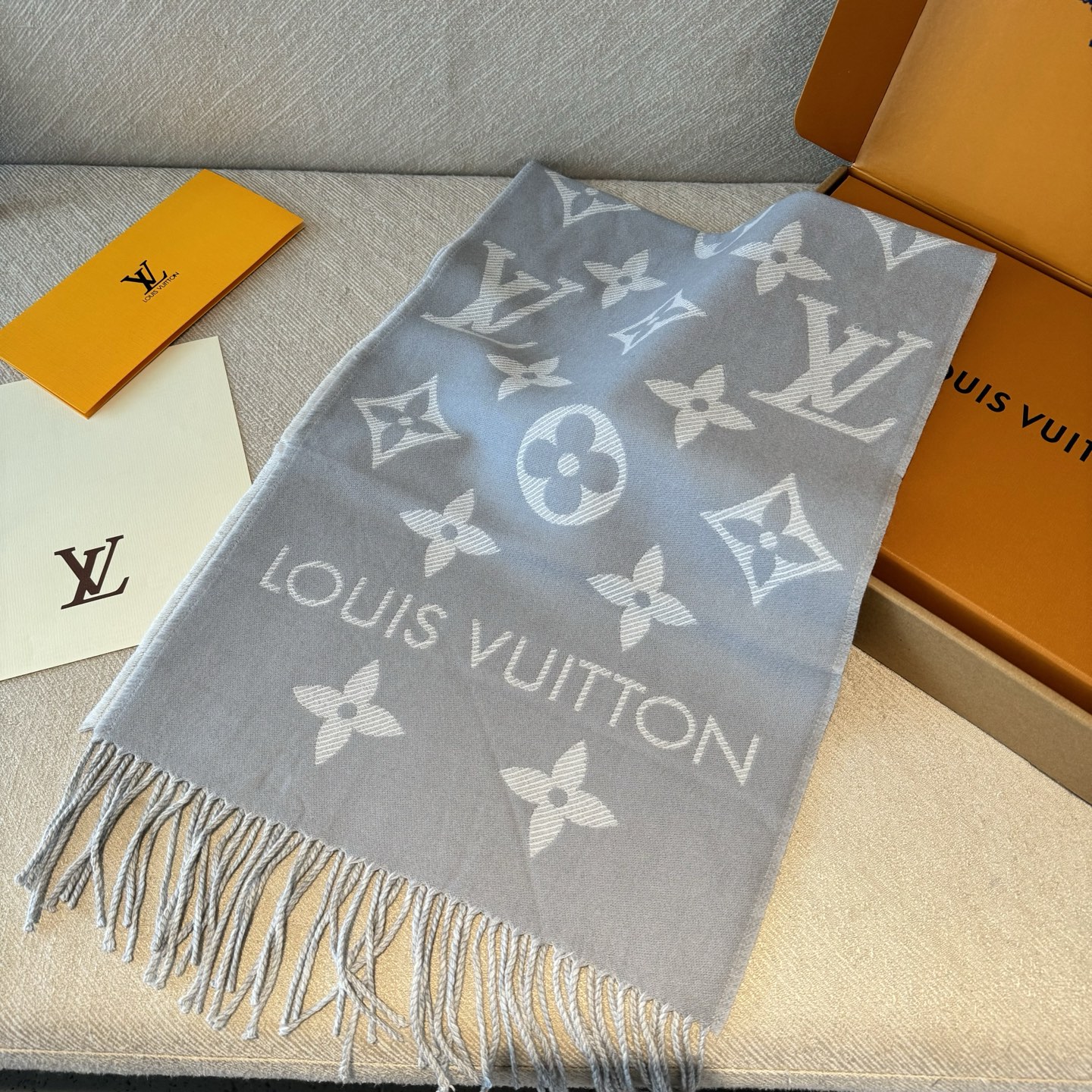 今年热度最高的嫩粉拼白围巾本款LVEssential围巾聚焦大元素，以Monogram图案和路易威登标识