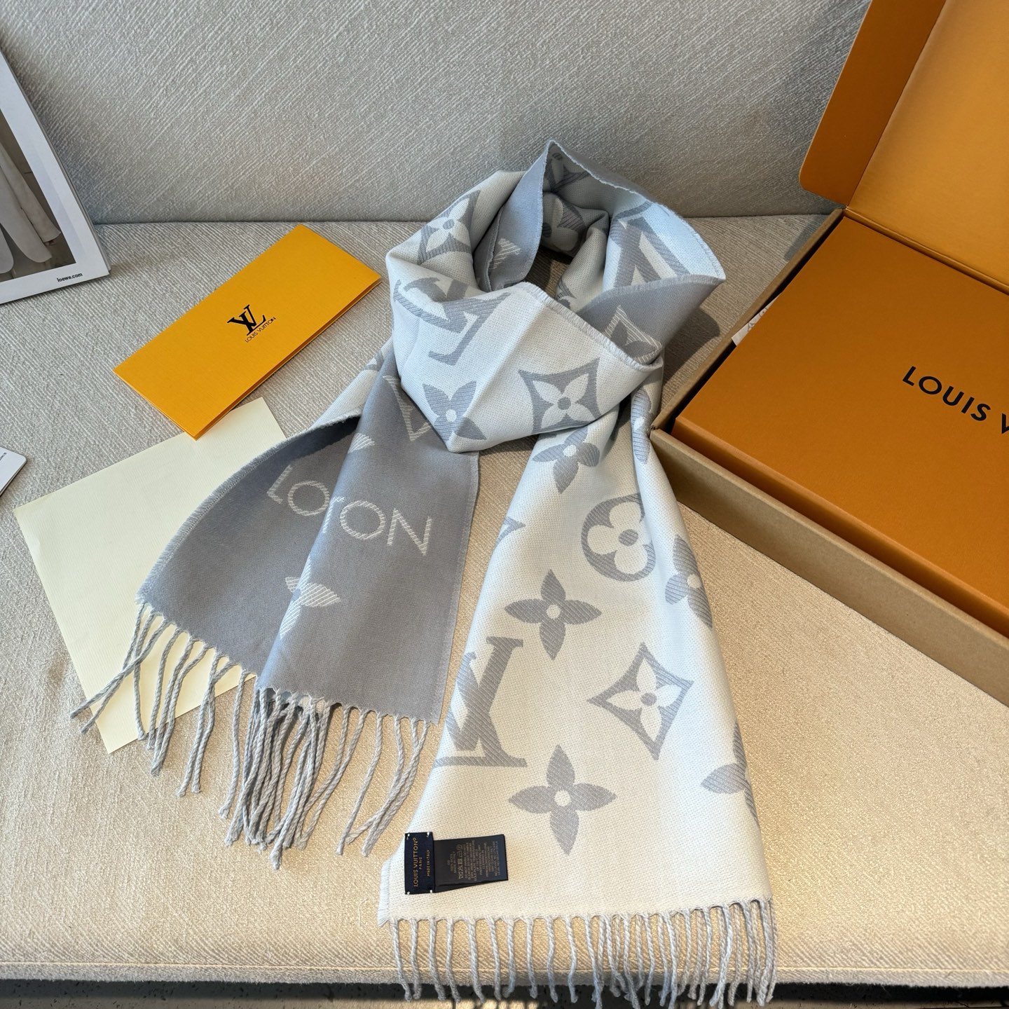 今年热度最高的嫩粉拼白围巾本款LVEssential围巾聚焦大元素，以Monogram图案和路易威登标识