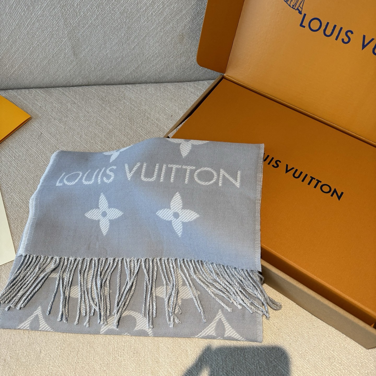 今年热度最高的嫩粉拼白围巾本款LVEssential围巾聚焦大元素，以Monogram图案和路易威登标识