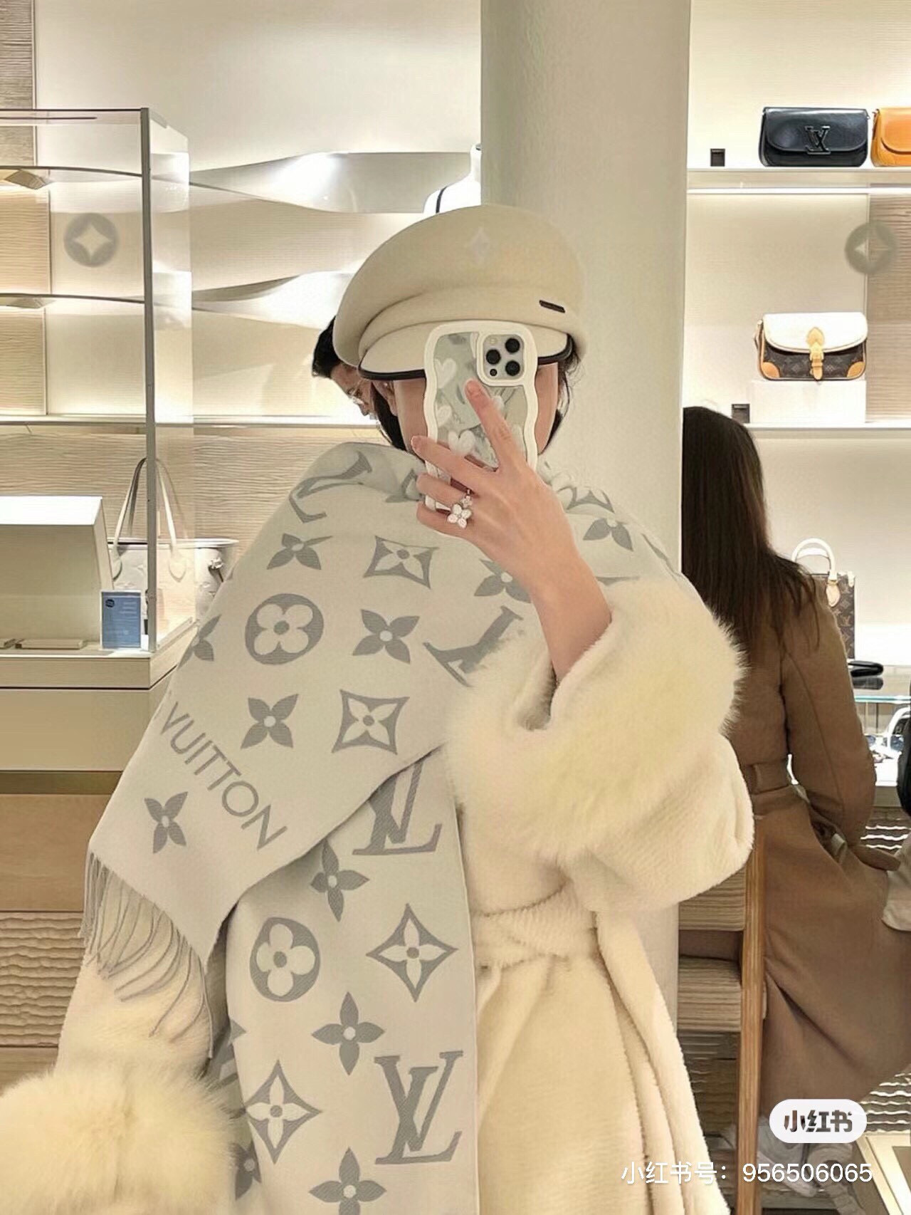Louis Vuitton 今年热度最高的嫩粉拼白围巾本款LVEssential围巾聚焦大元素 以Monogram图案和路易威登标识宣示品牌底蕴