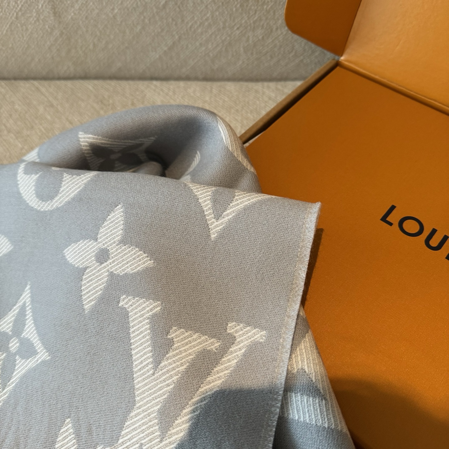 今年热度最高的嫩粉拼白围巾本款LVEssential围巾聚焦大元素，以Monogram图案和路易威登标识