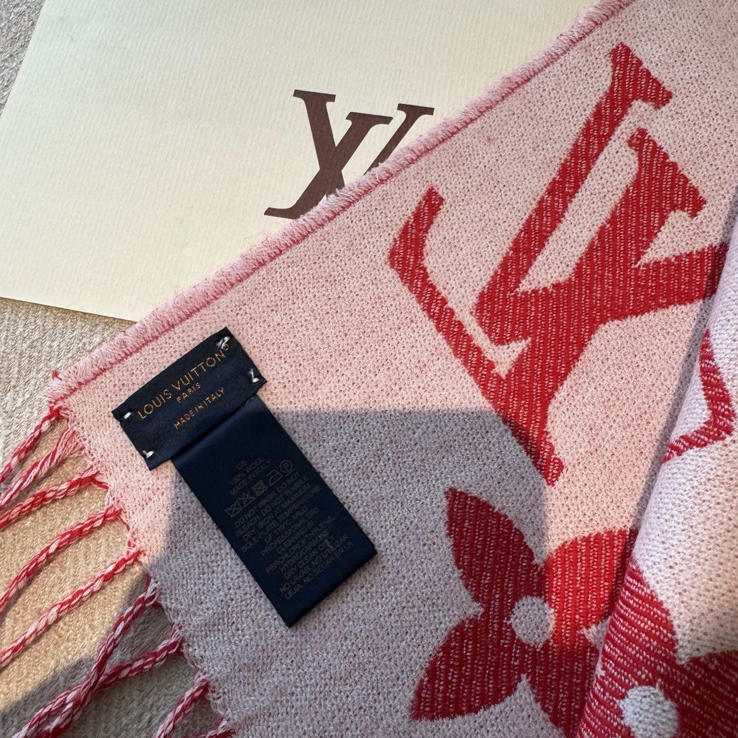 今年热度最高的嫩粉拼白围巾本款LVEssential围巾聚焦大元素，以Monogram图案和路易威登标识