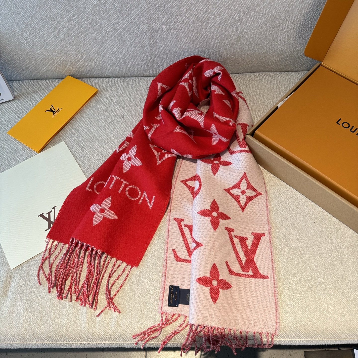 今年热度最高的嫩粉拼白围巾本款LVEssential围巾聚焦大元素，以Monogram图案和路易威登标识