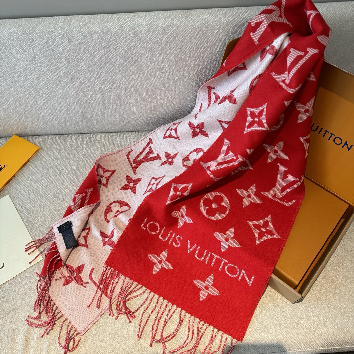 今年热度最高的嫩粉拼白围巾本款LVEssential围巾聚焦大元素，以Monogram图案和路易威登标识