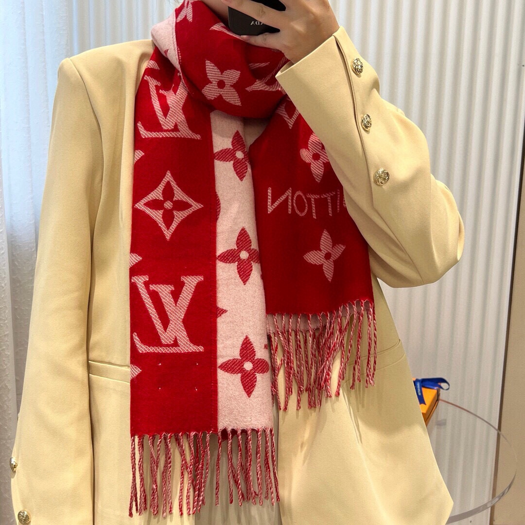 今年热度最高的嫩粉拼白围巾本款LVEssential围巾聚焦大元素，以Monogram图案和路易威登标识