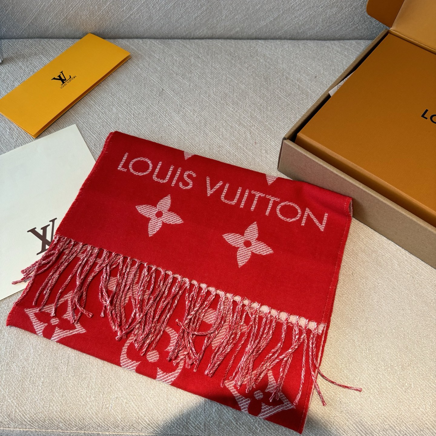 今年热度最高的嫩粉拼白围巾本款LVEssential围巾聚焦大元素，以Monogram图案和路易威登标识