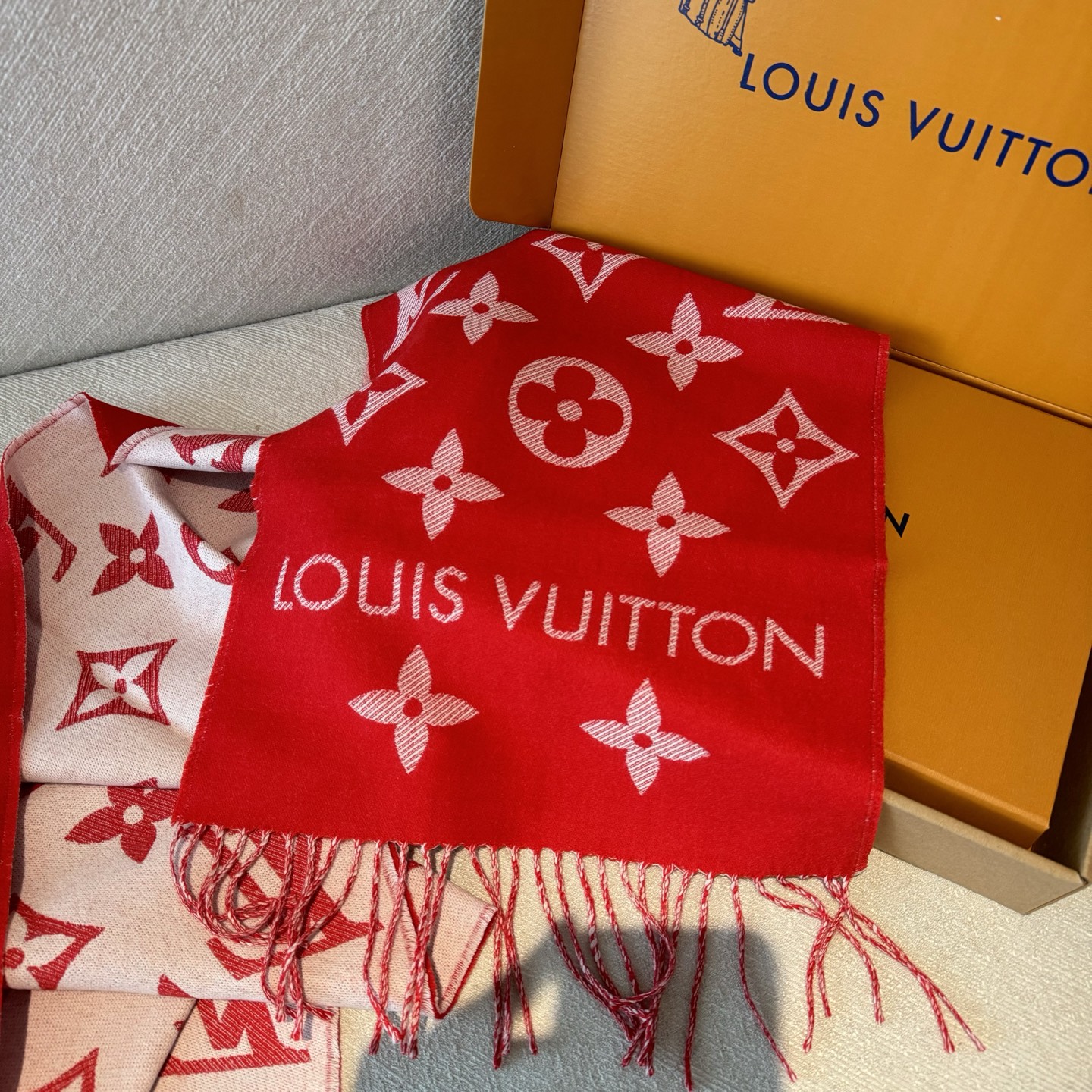 今年热度最高的嫩粉拼白围巾本款LVEssential围巾聚焦大元素，以Monogram图案和路易威登标识