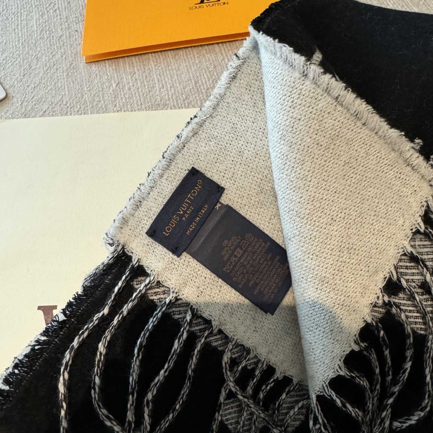 今年热度最高的嫩粉拼白围巾本款LVEssential围巾聚焦大元素，以Monogram图案和路易威登标识