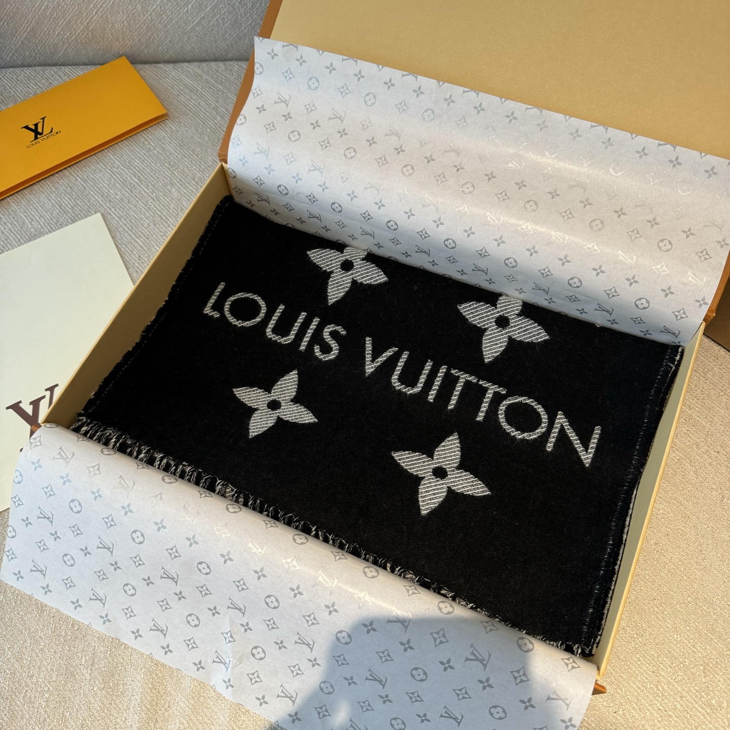 今年热度最高的嫩粉拼白围巾本款LVEssential围巾聚焦大元素，以Monogram图案和路易威登标识