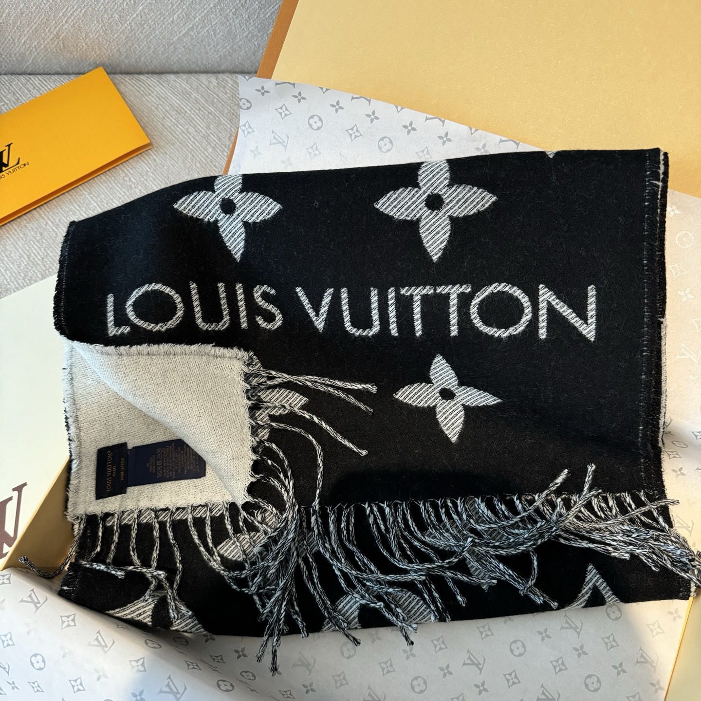 今年热度最高的嫩粉拼白围巾本款LVEssential围巾聚焦大元素，以Monogram图案和路易威登标识