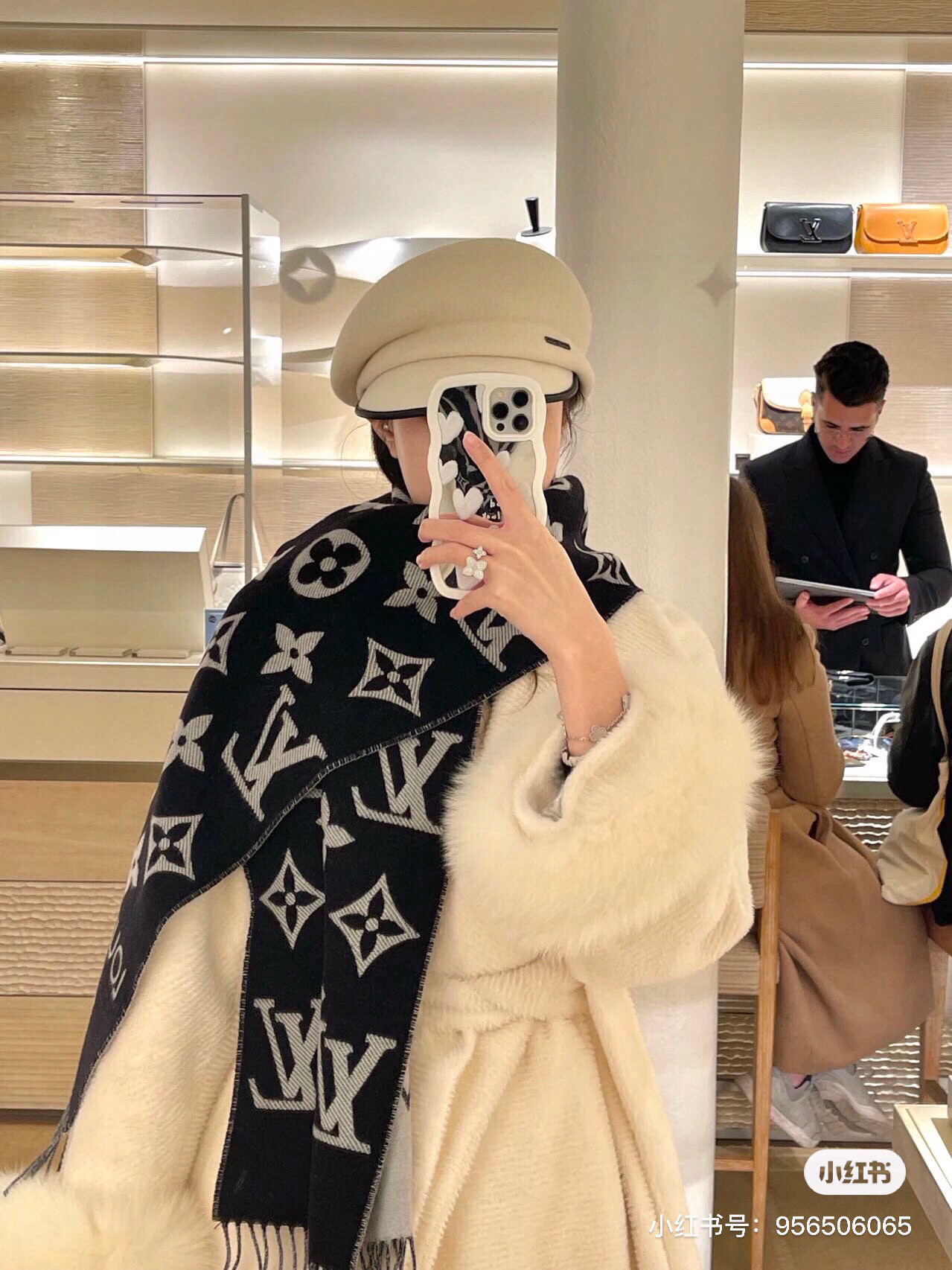 今年热度最高的嫩粉拼白围巾本款LVEssential围巾聚焦大元素，以Monogram图案和路易威登标识