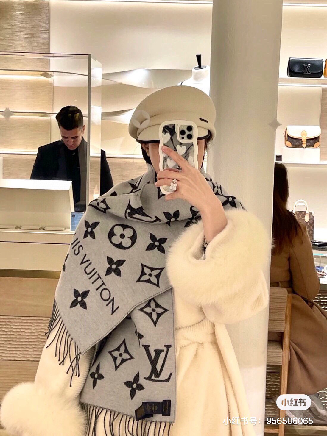 今年热度最高的嫩粉拼白围巾本款LVEssential围巾聚焦大元素，以Monogram图案和路易威登标识