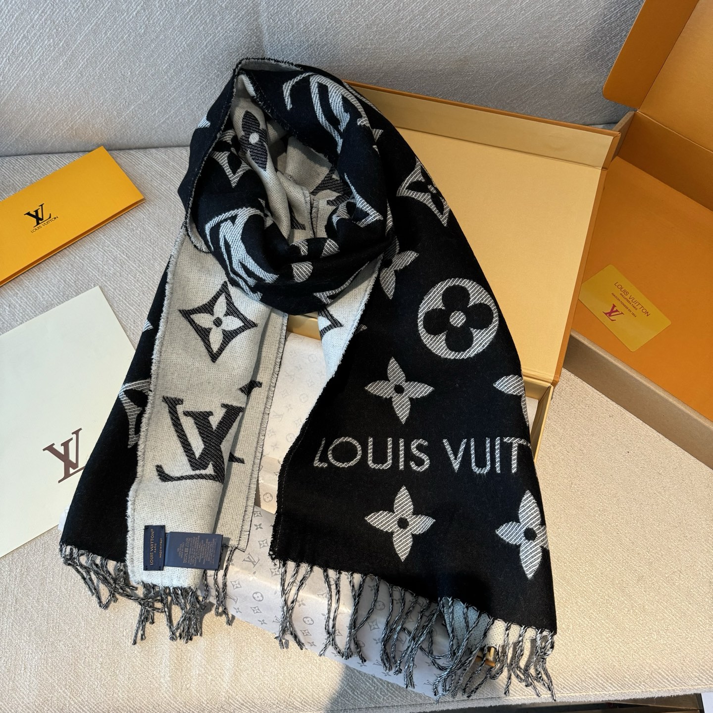 今年热度最高的嫩粉拼白围巾本款LVEssential围巾聚焦大元素，以Monogram图案和路易威登标识