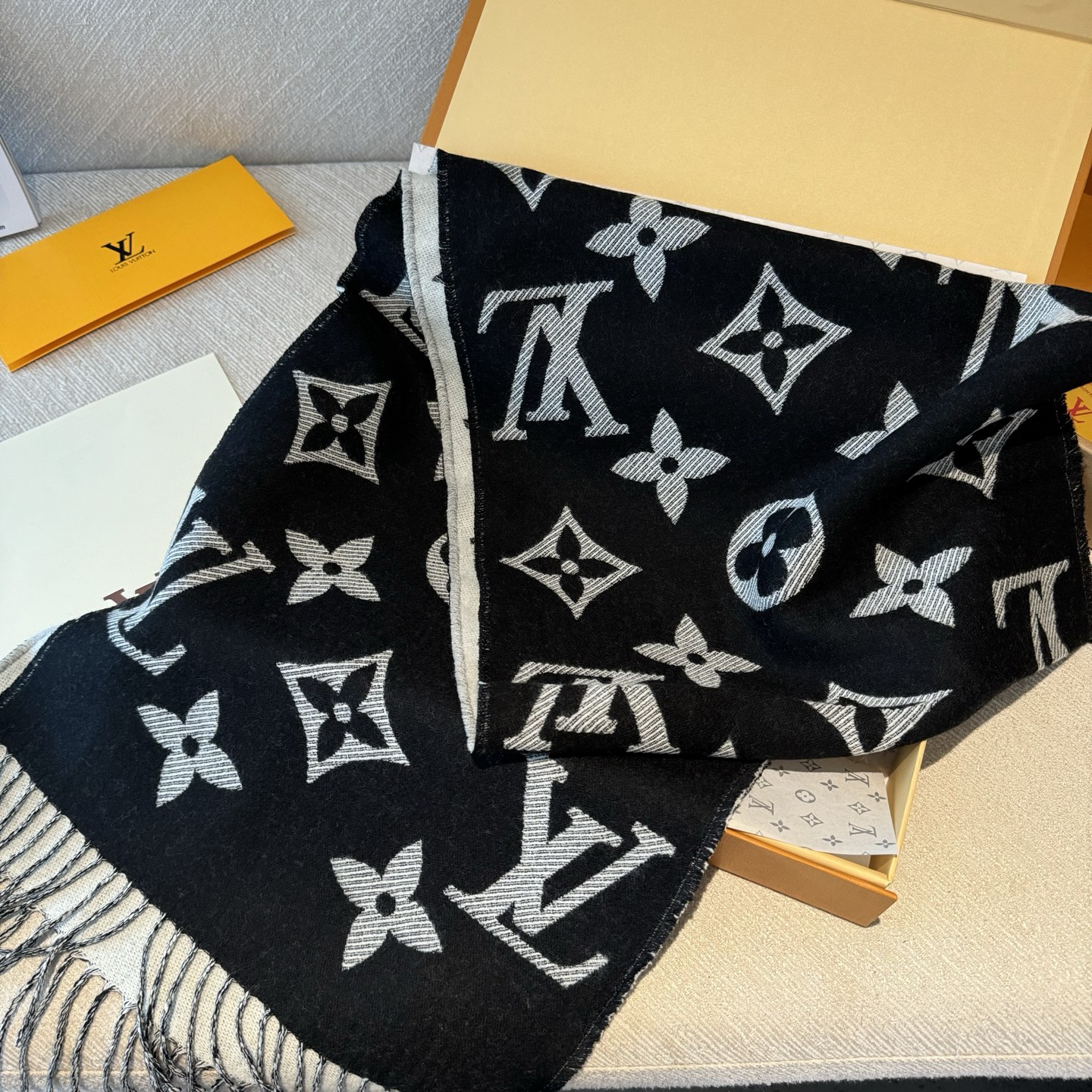 今年热度最高的嫩粉拼白围巾本款LVEssential围巾聚焦大元素，以Monogram图案和路易威登标识