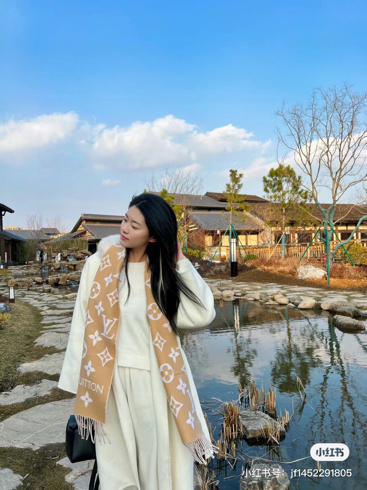 今年热度最高的嫩粉拼白围巾本款LVEssential围巾聚焦大元素，以Monogram图案和路易威登标识