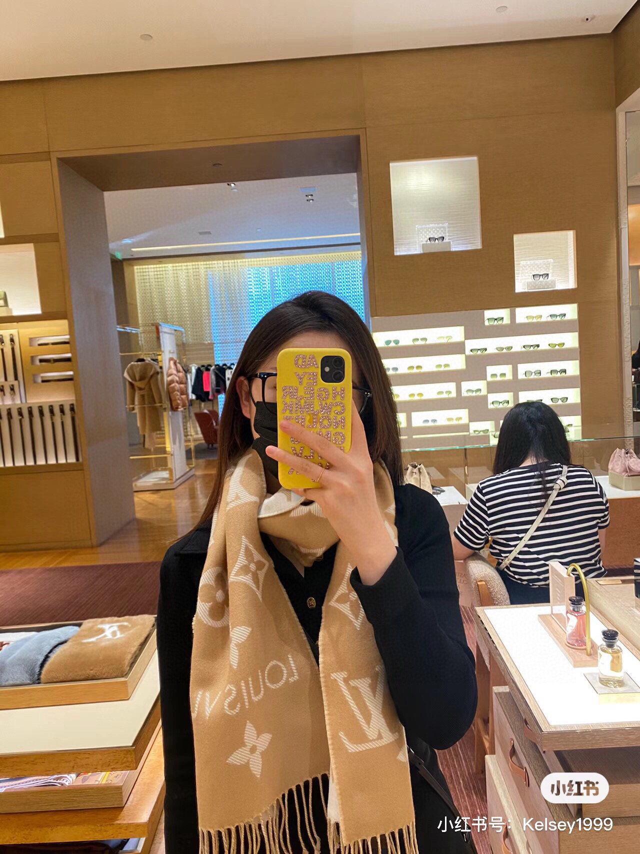 今年热度最高的嫩粉拼白围巾本款LVEssential围巾聚焦大元素，以Monogram图案和路易威登标识