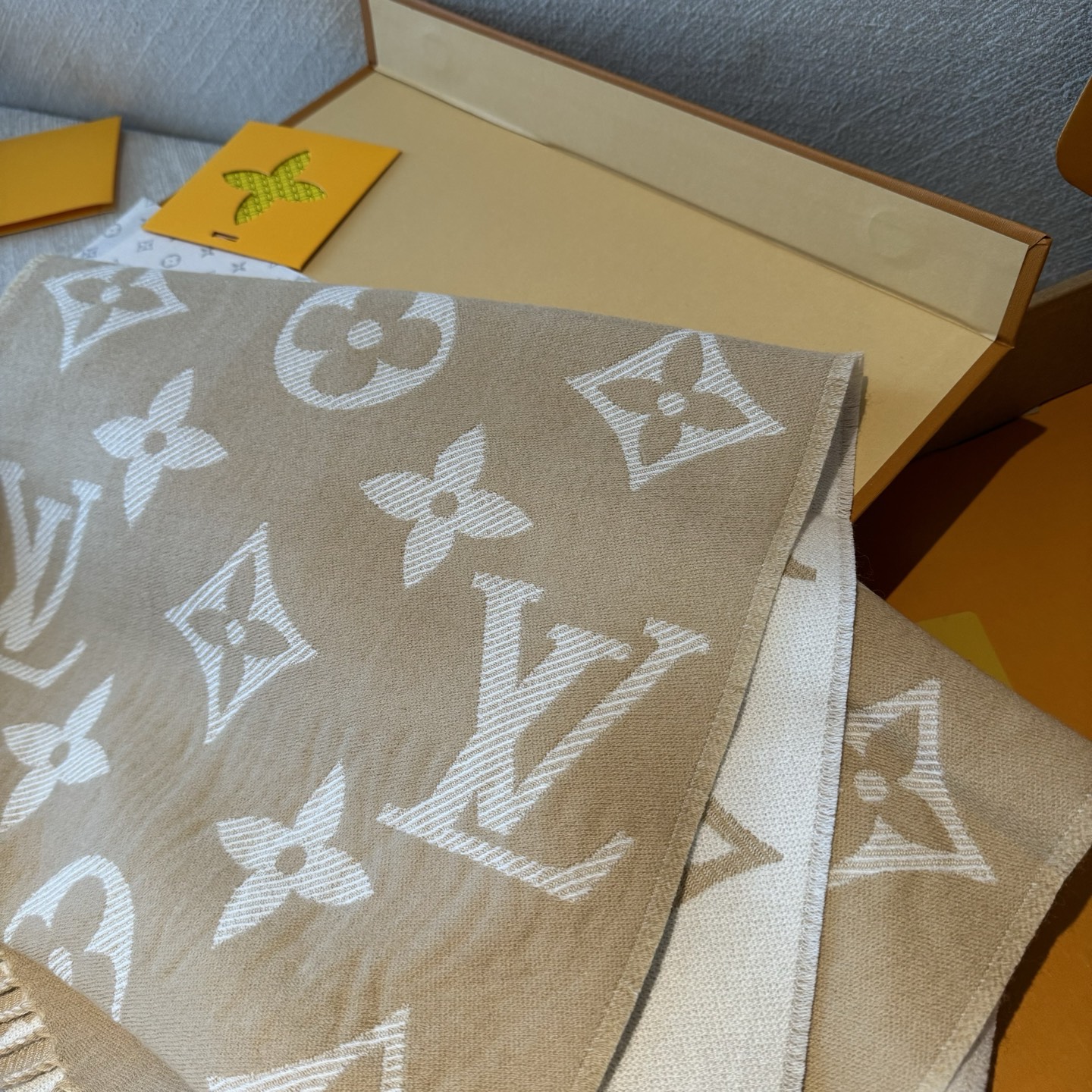 今年热度最高的嫩粉拼白围巾本款LVEssential围巾聚焦大元素，以Monogram图案和路易威登标识