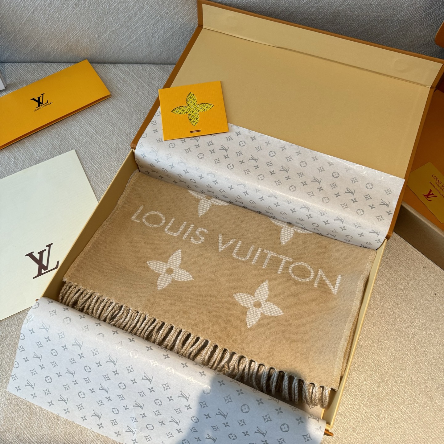 今年热度最高的嫩粉拼白围巾本款LVEssential围巾聚焦大元素，以Monogram图案和路易威登标识