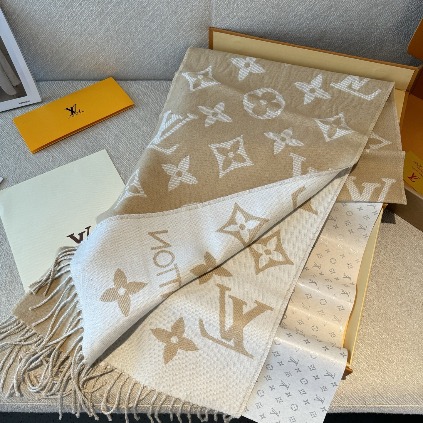 今年热度最高的嫩粉拼白围巾本款LVEssential围巾聚焦大元素，以Monogram图案和路易威登标识