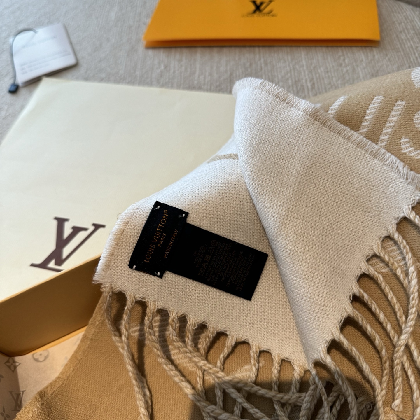 今年热度最高的嫩粉拼白围巾本款LVEssential围巾聚焦大元素，以Monogram图案和路易威登标识