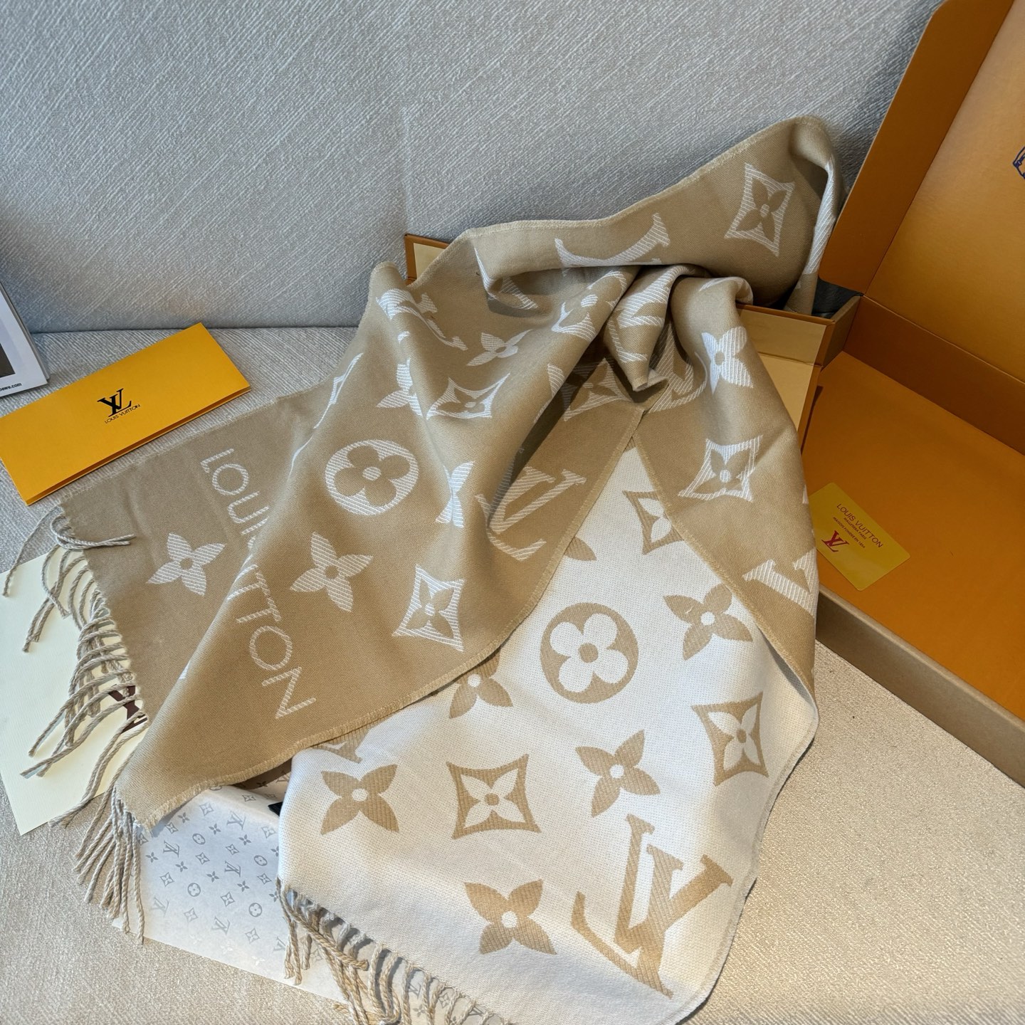 今年热度最高的嫩粉拼白围巾本款LVEssential围巾聚焦大元素，以Monogram图案和路易威登标识