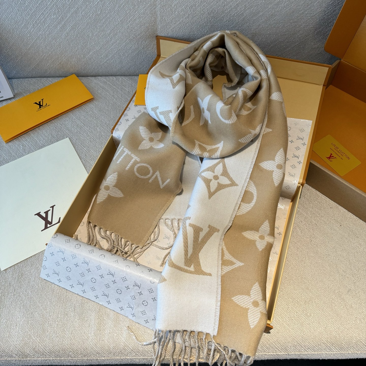 今年热度最高的嫩粉拼白围巾本款LVEssential围巾聚焦大元素，以Monogram图案和路易威登标识