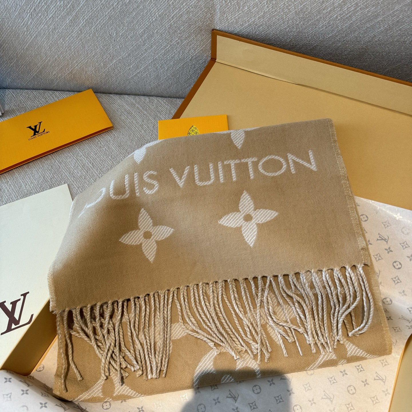 今年热度最高的嫩粉拼白围巾本款LVEssential围巾聚焦大元素，以Monogram图案和路易威登标识