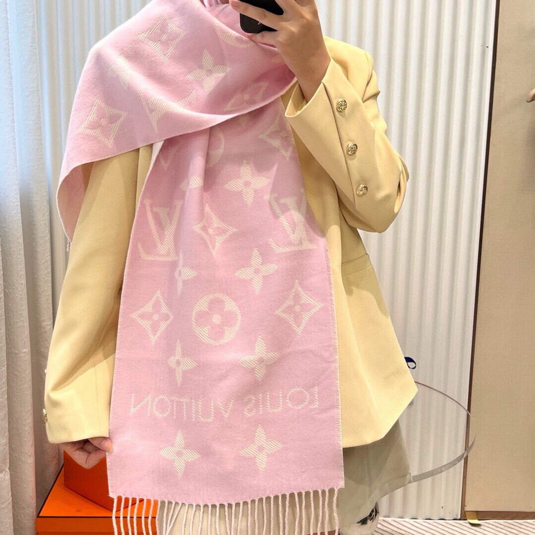 今年热度最高的嫩粉拼白围巾本款LVEssential围巾聚焦大元素，以Monogram图案和路易威登标识