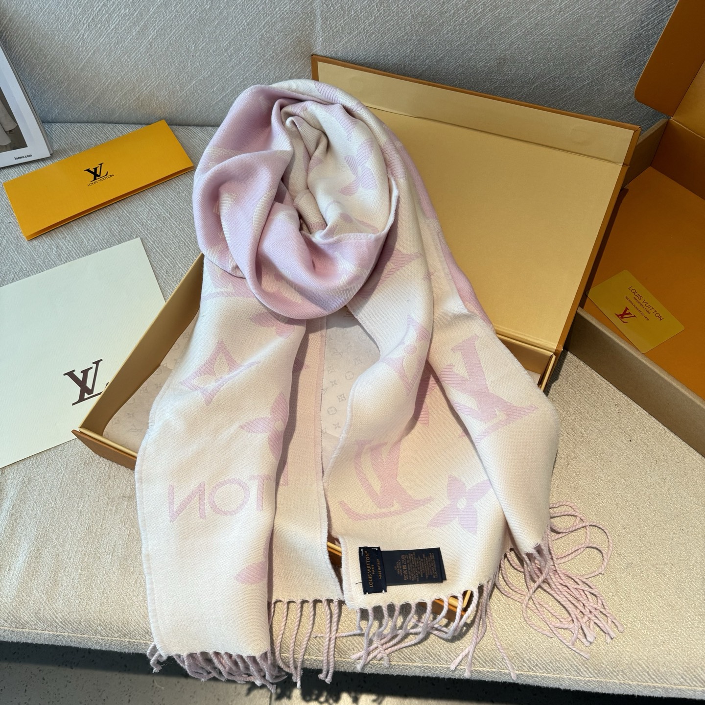 今年热度最高的嫩粉拼白围巾本款LVEssential围巾聚焦大元素，以Monogram图案和路易威登标识