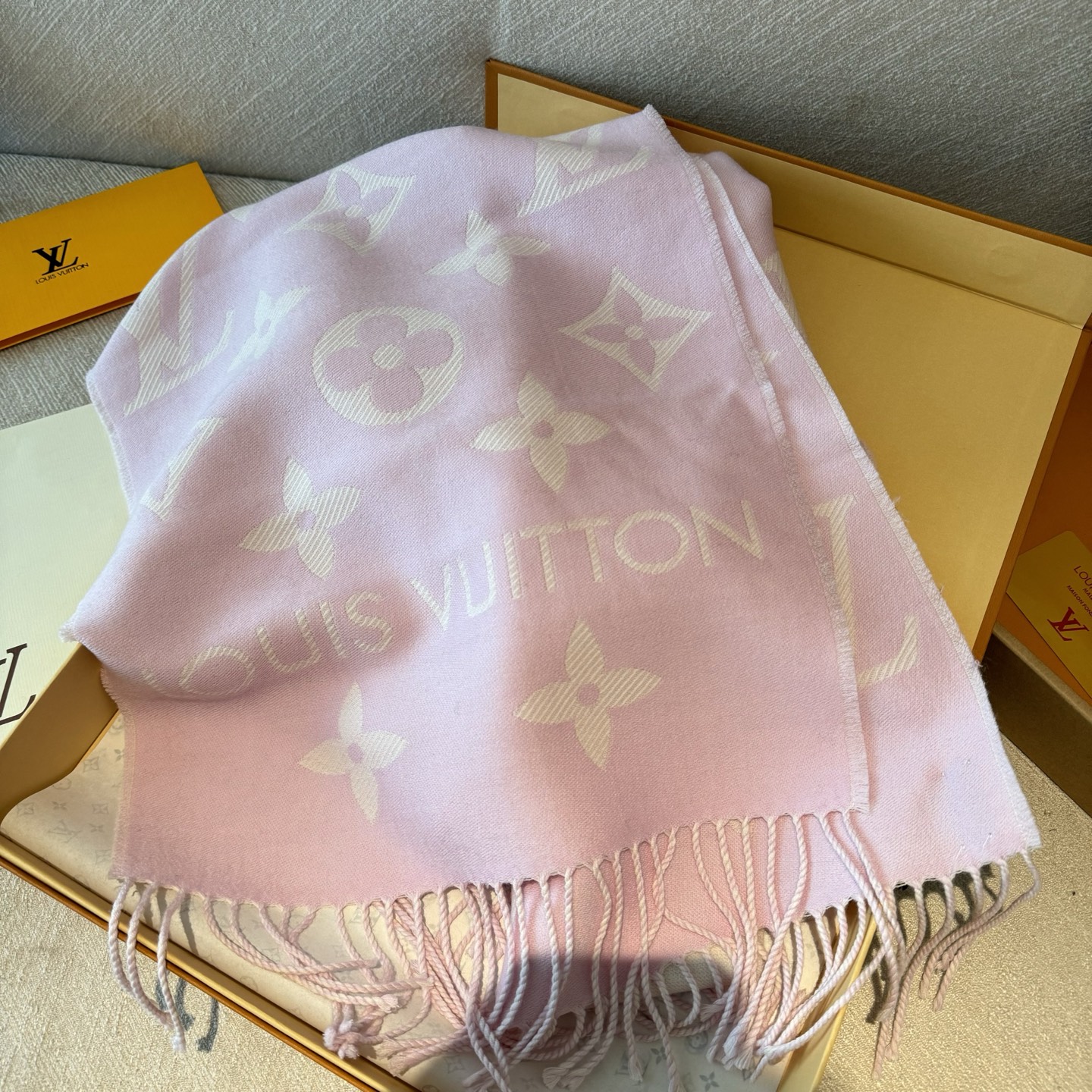 今年热度最高的嫩粉拼白围巾本款LVEssential围巾聚焦大元素，以Monogram图案和路易威登标识