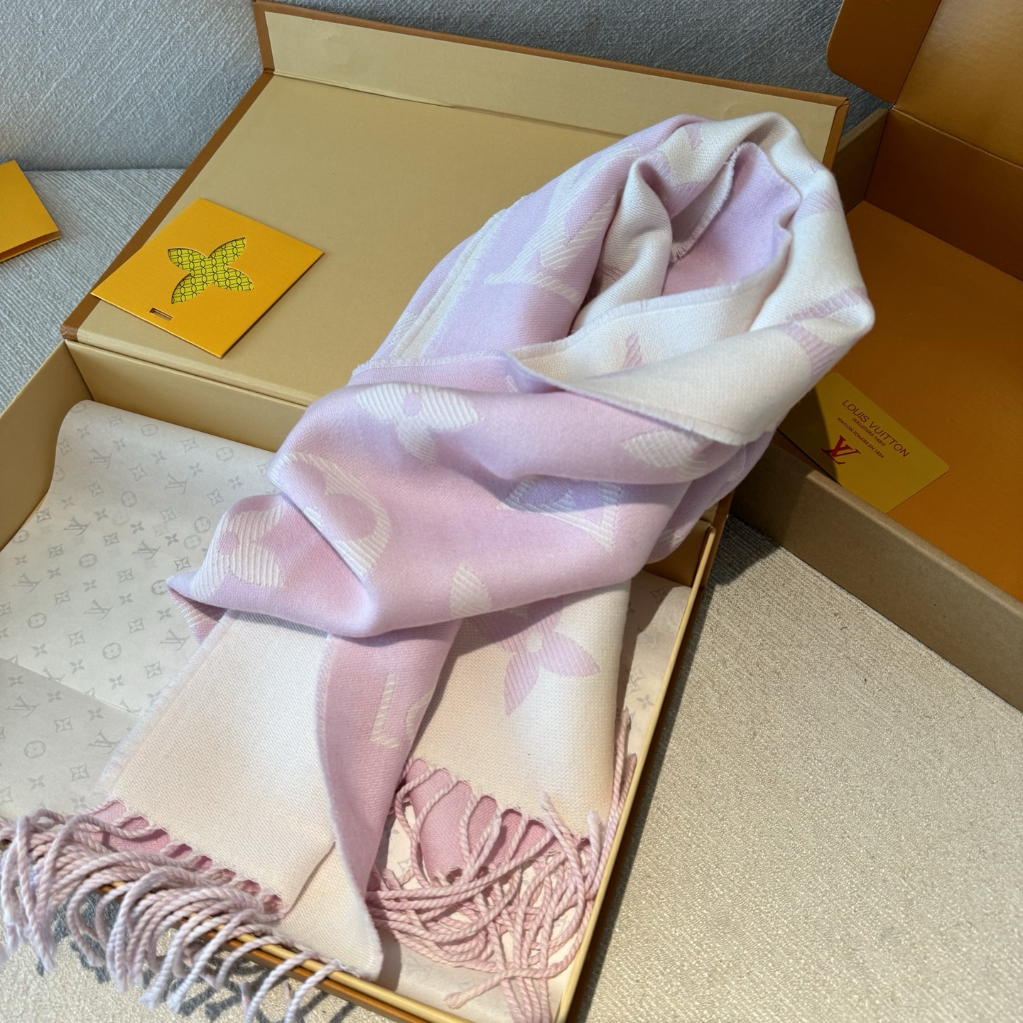 今年热度最高的嫩粉拼白围巾本款LVEssential围巾聚焦大元素，以Monogram图案和路易威登标识