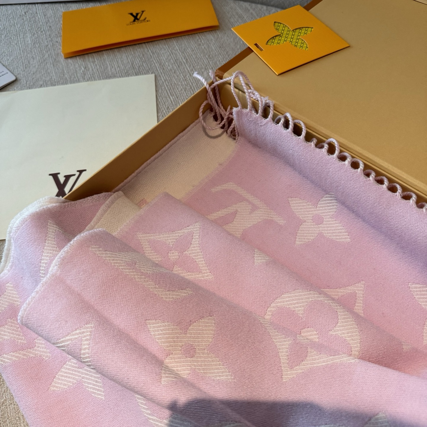 今年热度最高的嫩粉拼白围巾本款LVEssential围巾聚焦大元素，以Monogram图案和路易威登标识