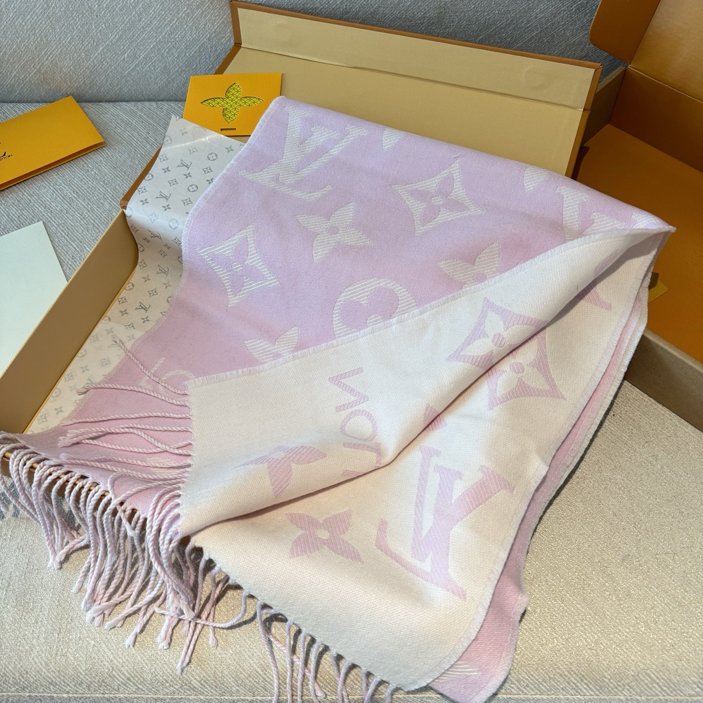 今年热度最高的嫩粉拼白围巾本款LVEssential围巾聚焦大元素，以Monogram图案和路易威登标识