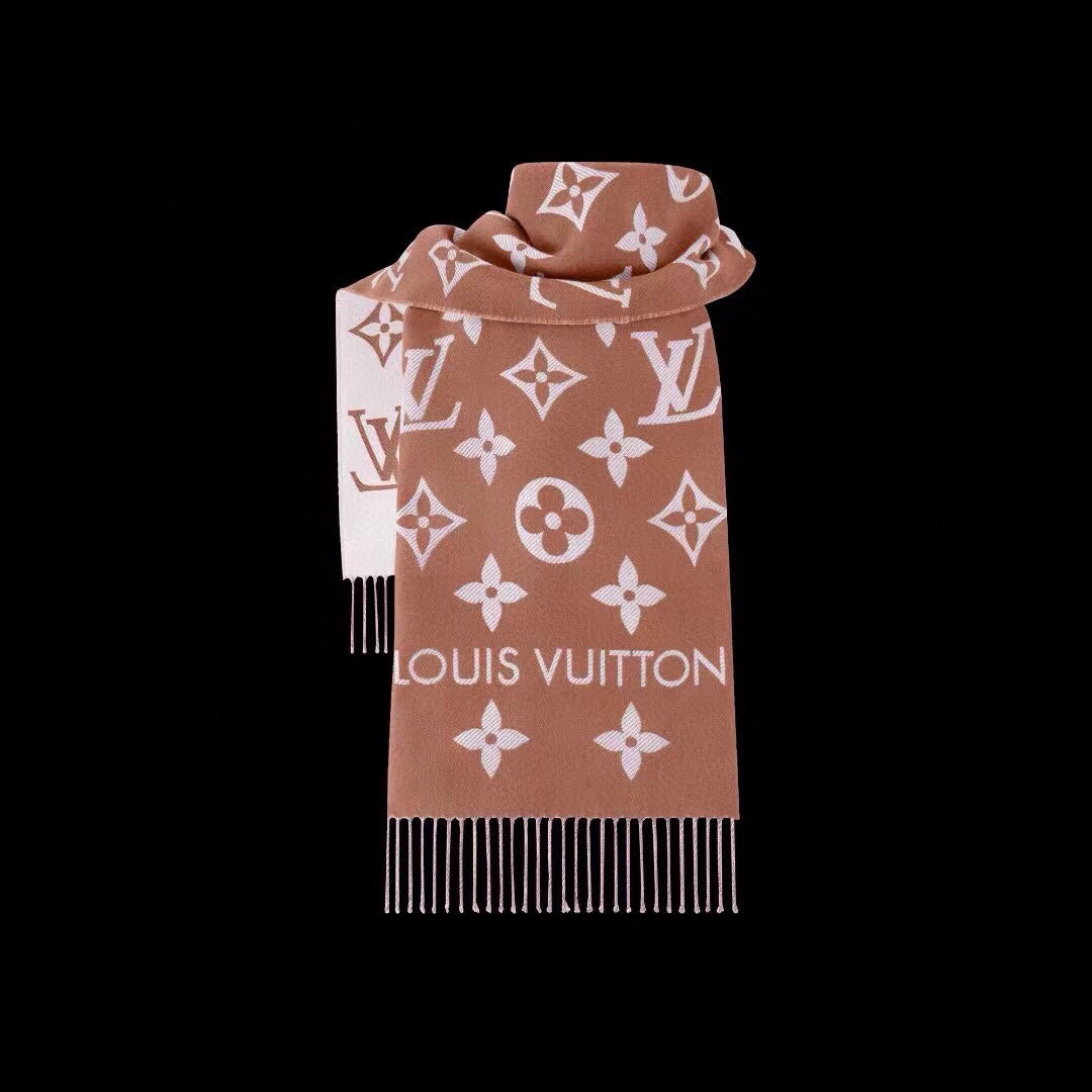 今年热度最高的嫩粉拼白围巾本款LVEssential围巾聚焦大元素，以Monogram图案和路易威登标识