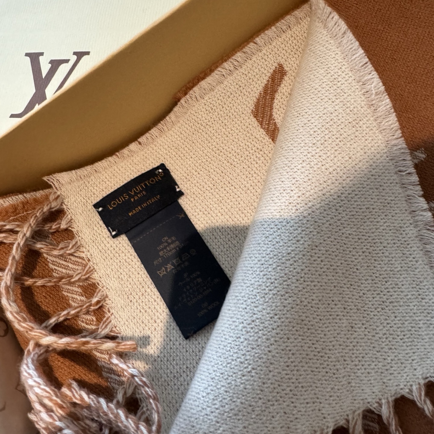 今年热度最高的嫩粉拼白围巾本款LVEssential围巾聚焦大元素，以Monogram图案和路易威登标识