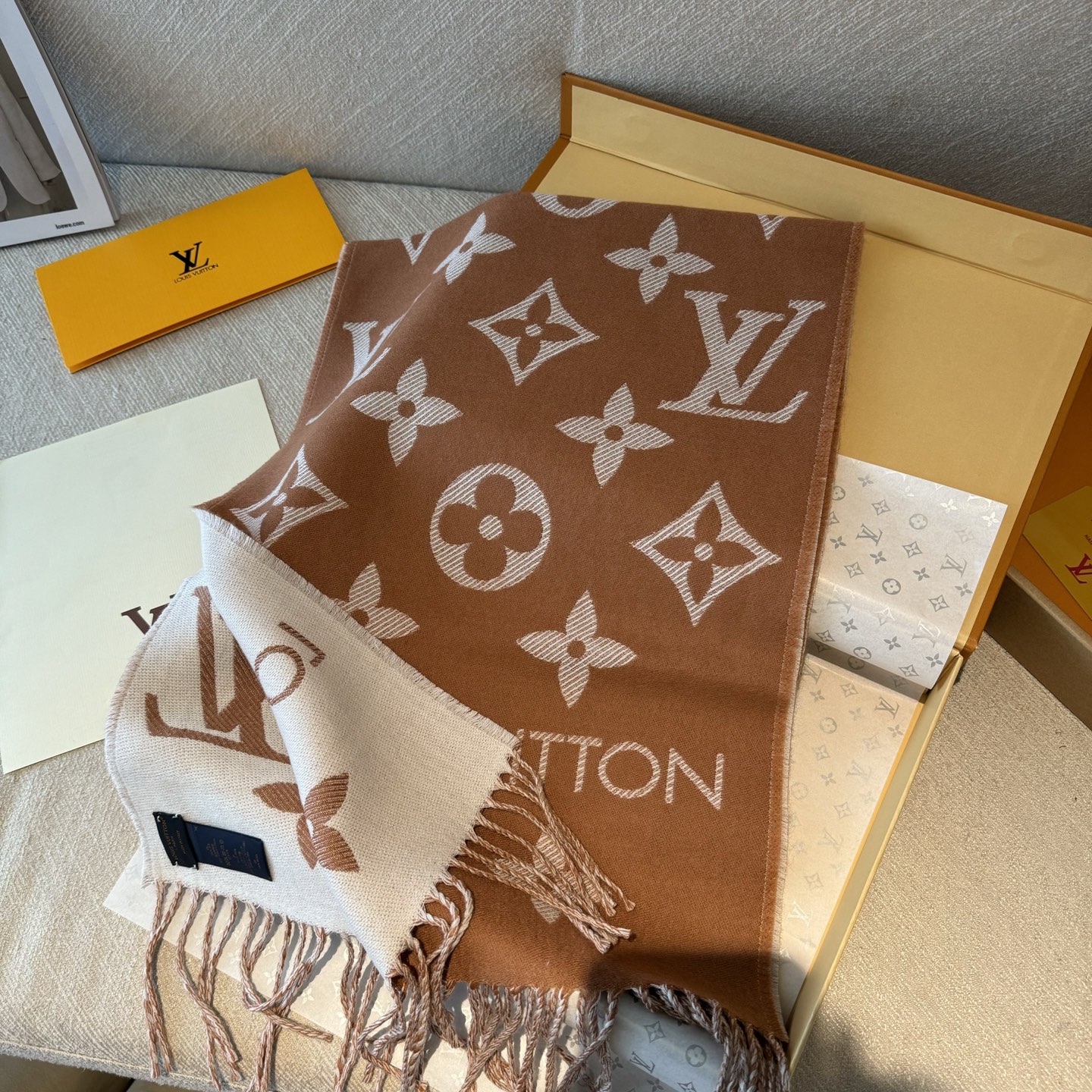 今年热度最高的嫩粉拼白围巾本款LVEssential围巾聚焦大元素，以Monogram图案和路易威登标识