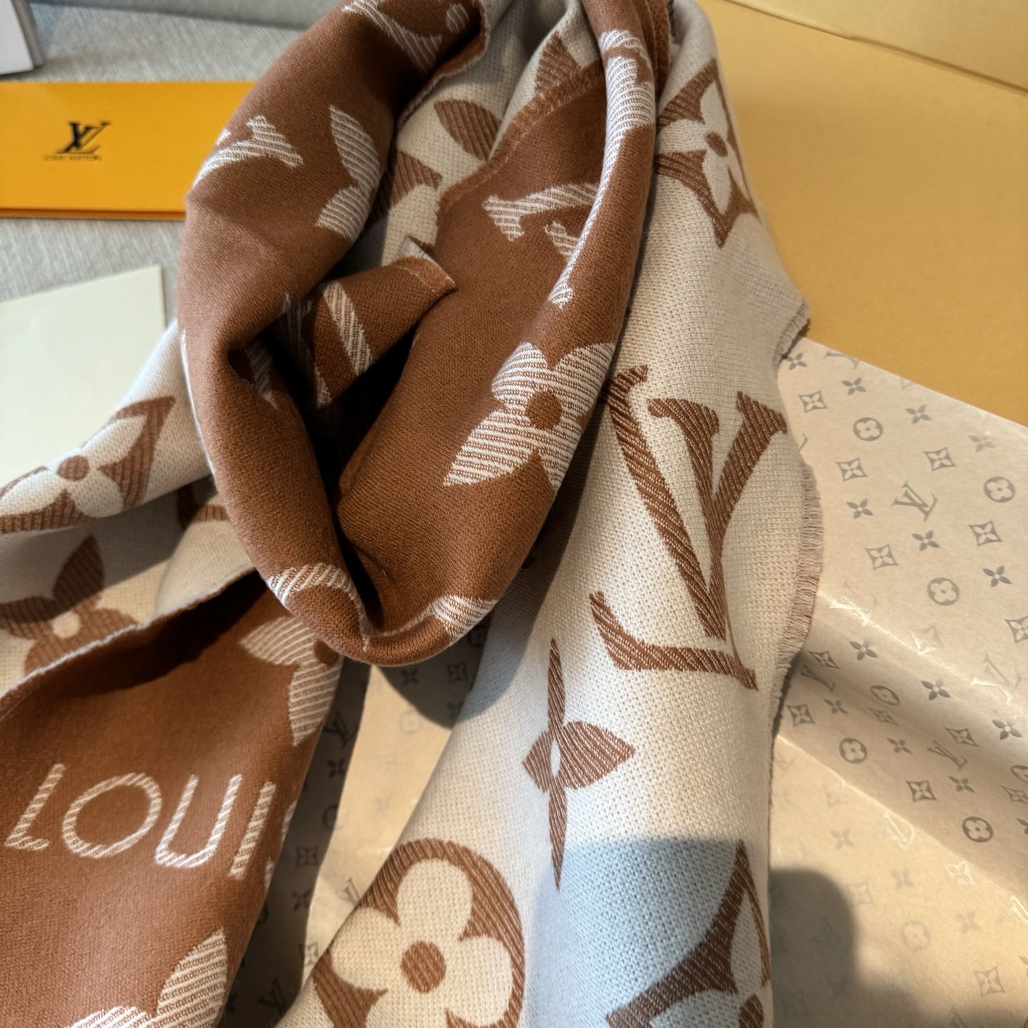 今年热度最高的嫩粉拼白围巾本款LVEssential围巾聚焦大元素，以Monogram图案和路易威登标识