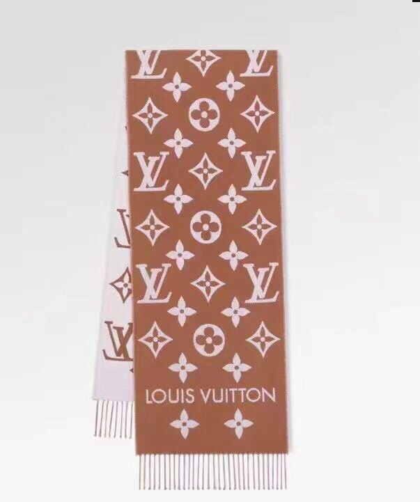 今年热度最高的嫩粉拼白围巾本款LVEssential围巾聚焦大元素，以Monogram图案和路易威登标识