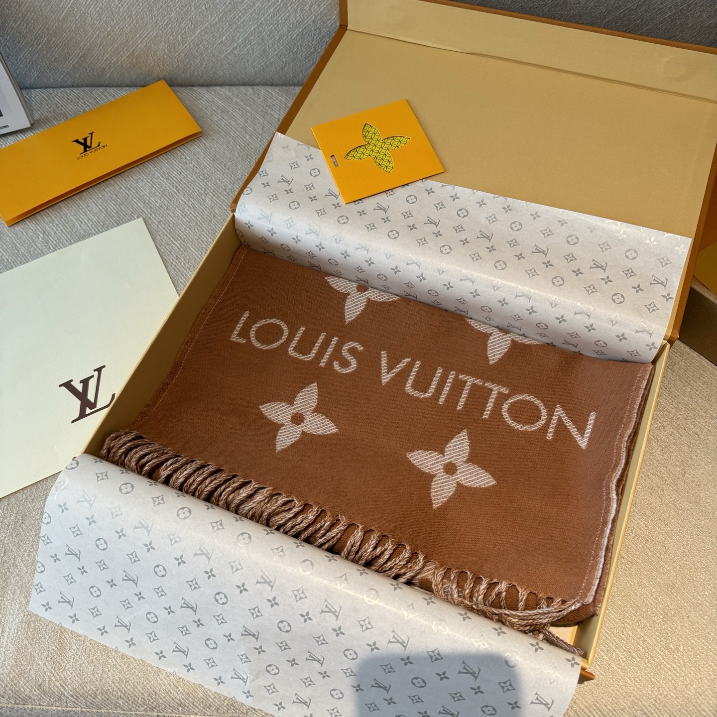 今年热度最高的嫩粉拼白围巾本款LVEssential围巾聚焦大元素，以Monogram图案和路易威登标识