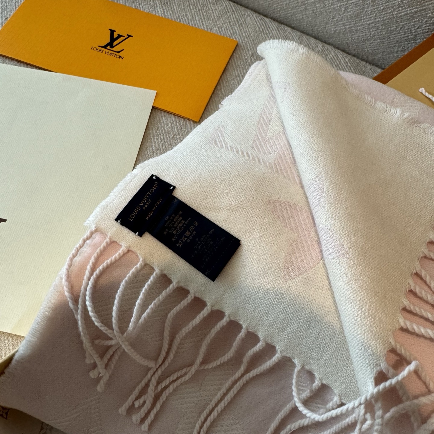 Louis Vuitton 今年热度最高的嫩粉拼白围巾本款LVEssential围巾聚焦大元素 以Monogram图案和路易威登标识宣示品牌底蕴
