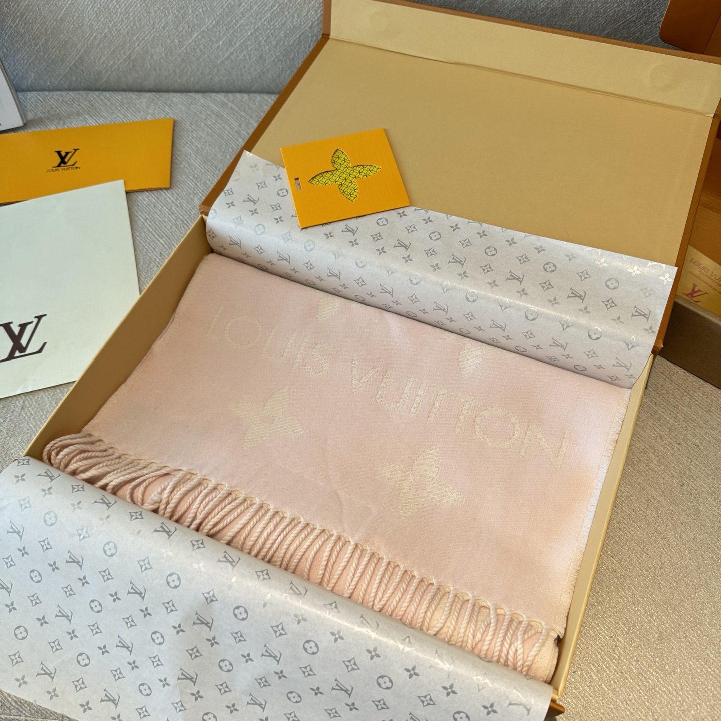 Louis Vuitton 今年热度最高的嫩粉拼白围巾本款LVEssential围巾聚焦大元素 以Monogram图案和路易威登标识宣示品牌底蕴