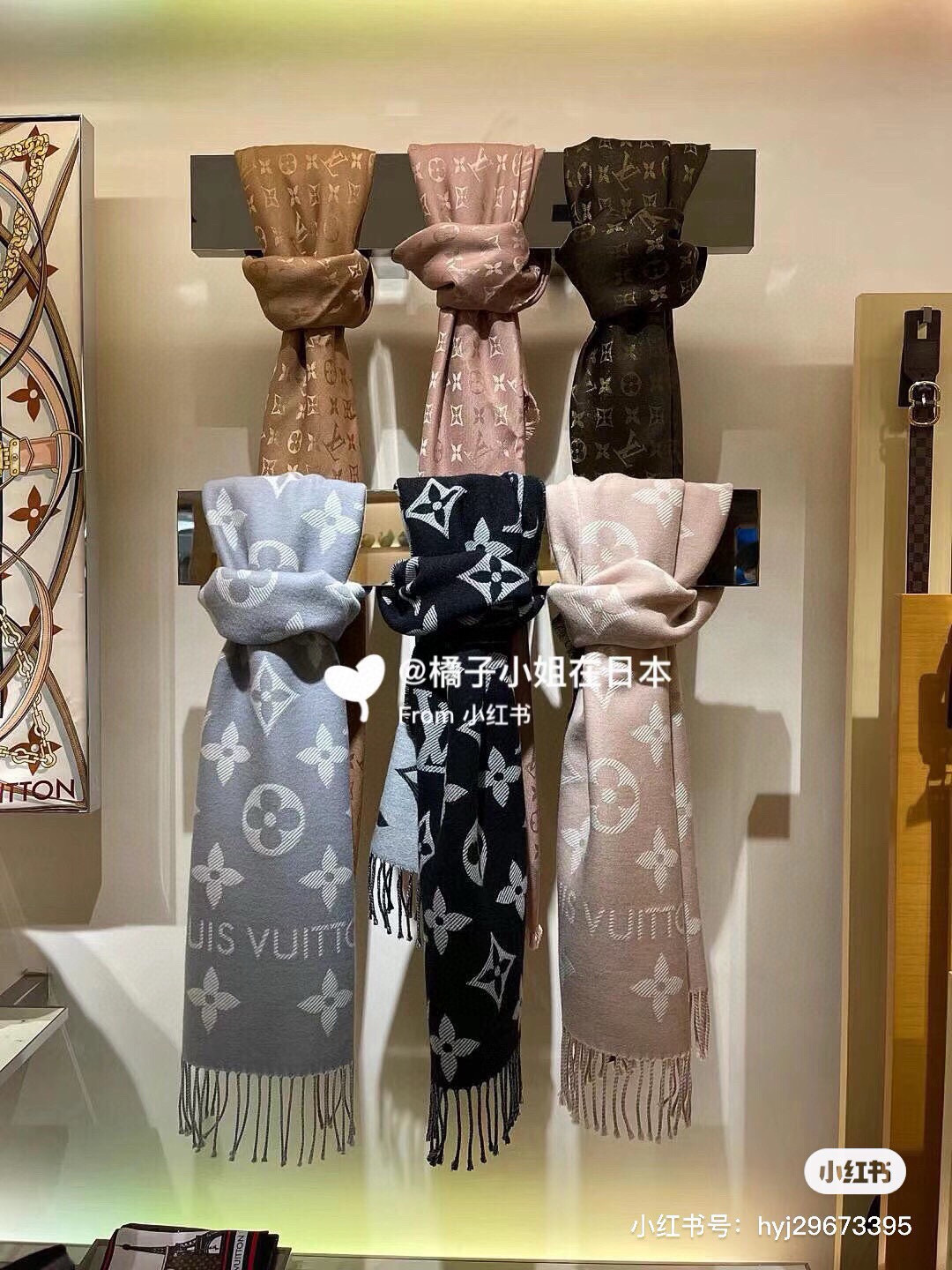 今年热度最高的嫩粉拼白围巾本款LVEssential围巾聚焦大元素，以Monogram图案和路易威登标识