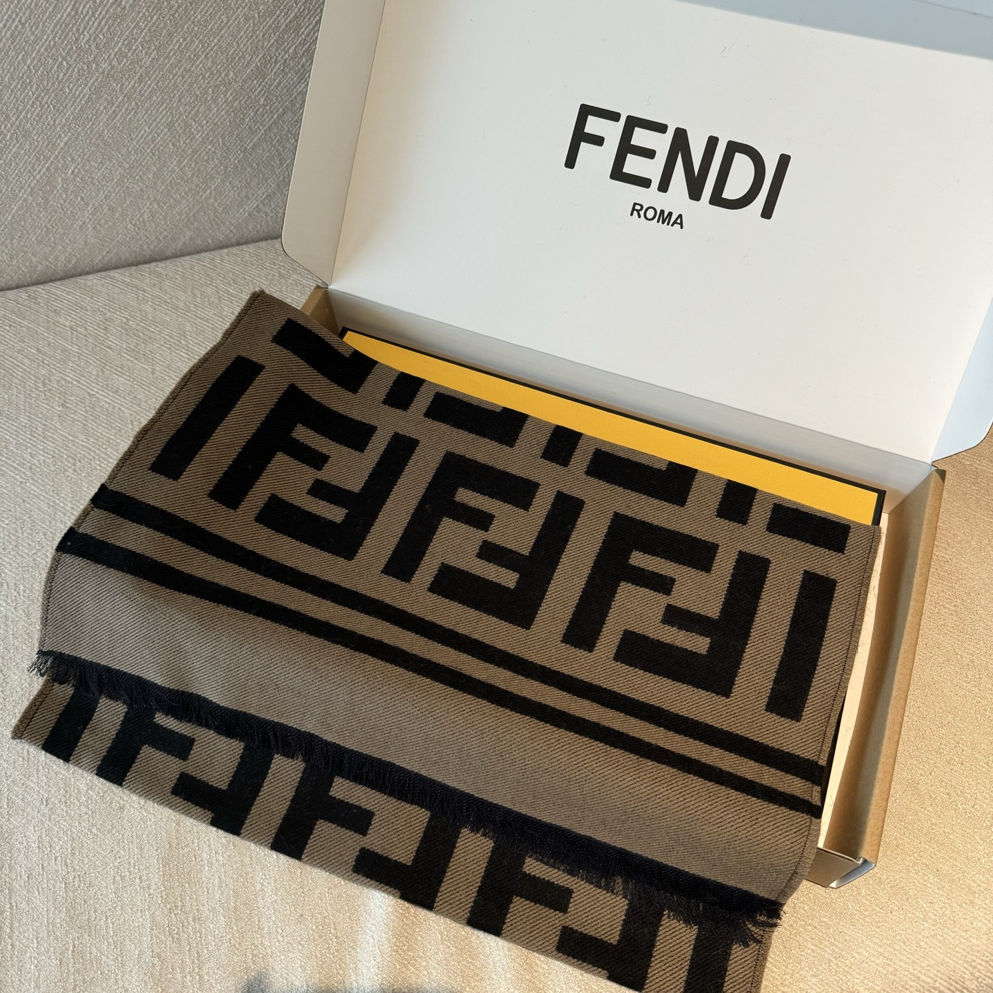 重磅来袭❗️ 免代购❗️极品‼️Fendi今年最火的围巾。全世界都在抢的老花FF字母款。主打的限量大极品