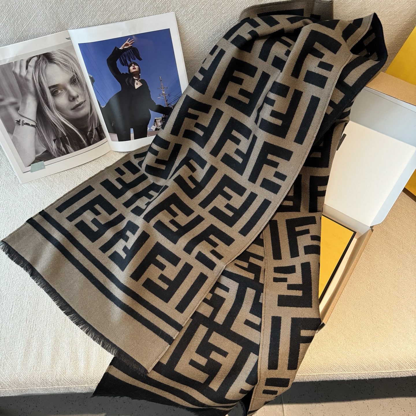 重磅来袭❗️ 免代购❗️极品‼️Fendi今年最火的围巾。全世界都在抢的老花FF字母款。主打的限量大极品