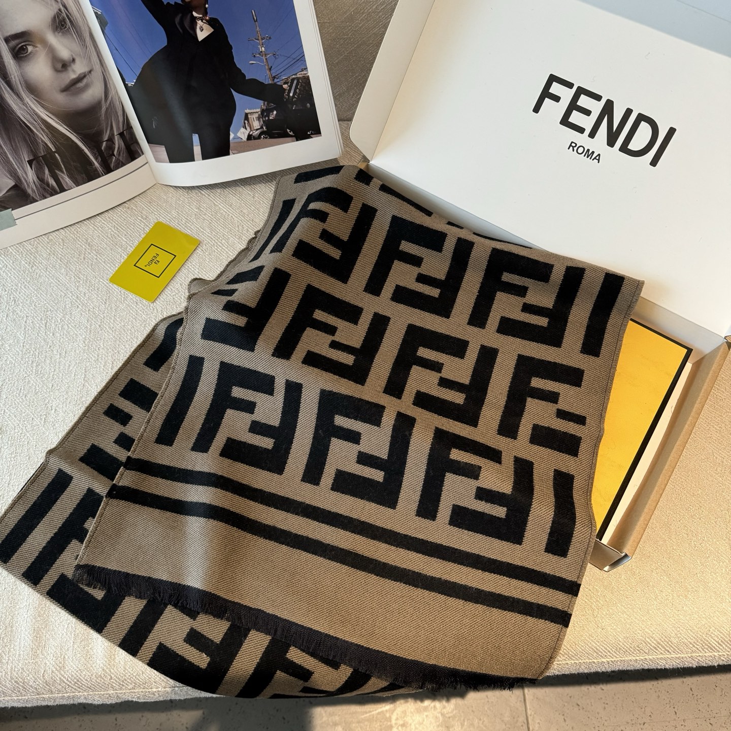 重磅来袭❗️ 免代购❗️极品‼️Fendi今年最火的围巾。全世界都在抢的老花FF字母款。主打的限量大极品