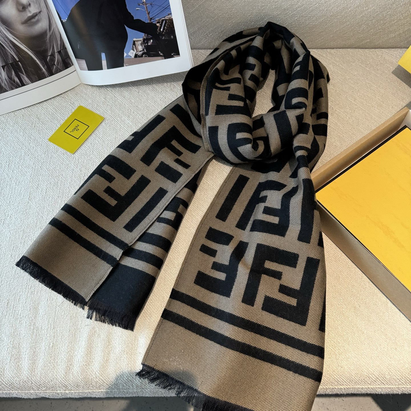 重磅来袭❗️ 免代购❗️极品‼️Fendi今年最火的围巾。全世界都在抢的老花FF字母款。主打的限量大极品