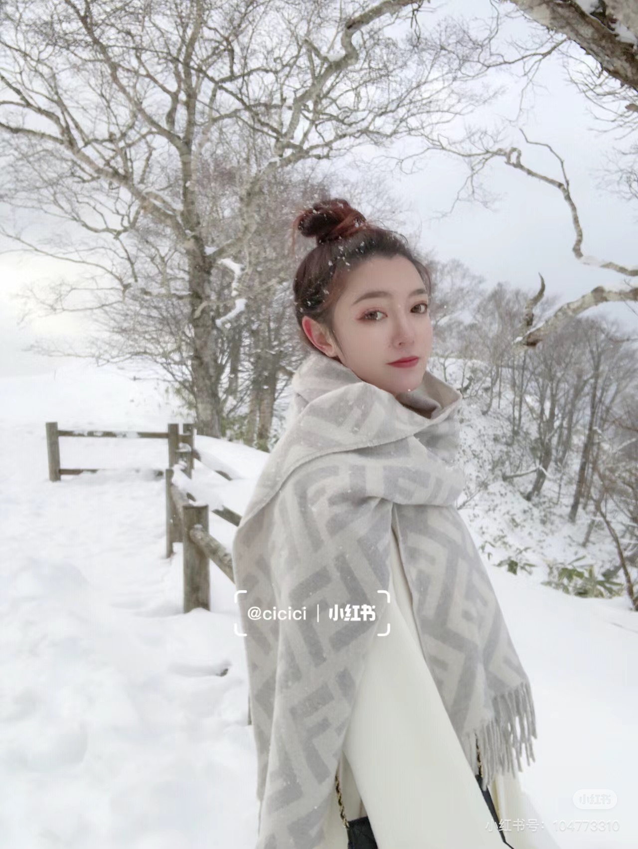 免代购❗️混绒版本 极品‼️Fendi今年最火的围巾🔥全世界都在抢的老花FF字母款🔥主打的限量大极品‼️