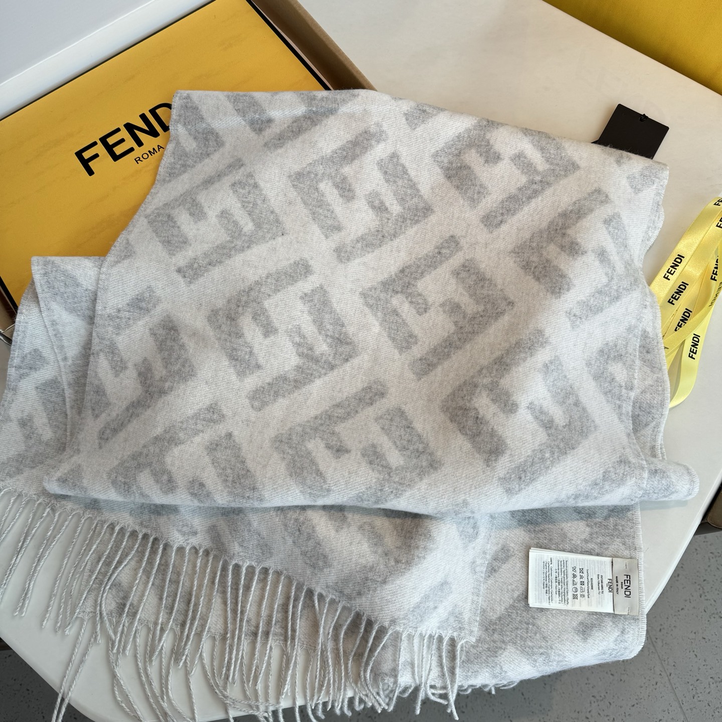 免代购❗️混绒版本 极品‼️Fendi今年最火的围巾🔥全世界都在抢的老花FF字母款🔥主打的限量大极品‼️