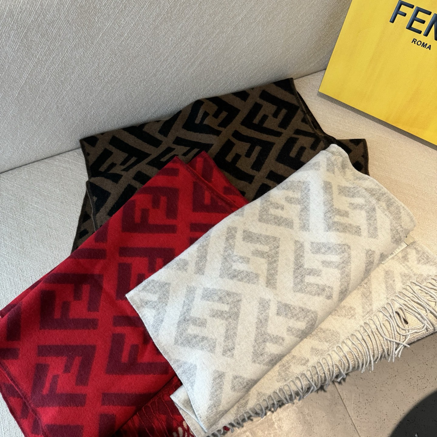 免代购❗️混绒版本 极品‼️Fendi今年最火的围巾🔥全世界都在抢的老花FF字母款🔥主打的限量大极品‼️